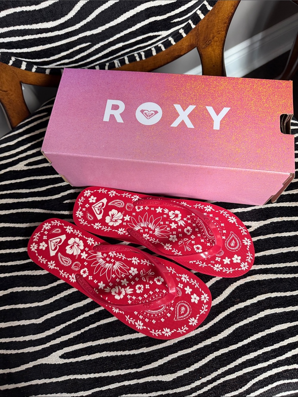 Roxy Red Floral Bandana-Print Flip Sandals